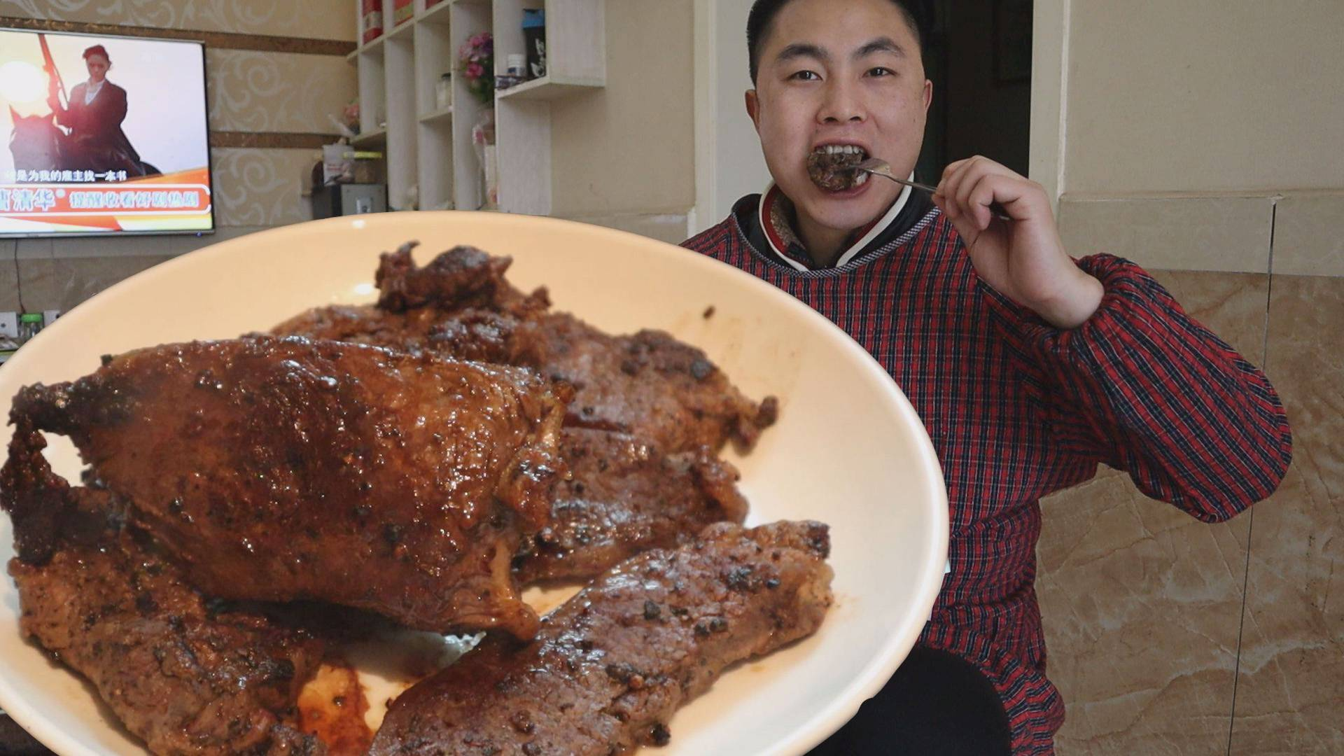 两斤牛排一瓶红酒,今天自己煎牛排,吃完牛排再来盘米饭,吃爽了